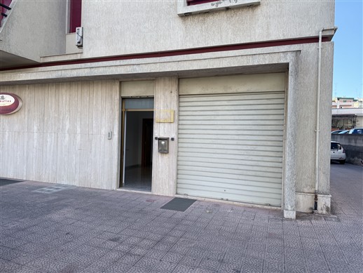 Locale Categoria Catastale A/10. Piano Terra, Ingresso Indipendente.